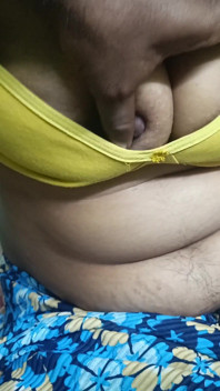 Une fille en soutien-gorge de couleur jaune montre son melon musc avec son demi-frère