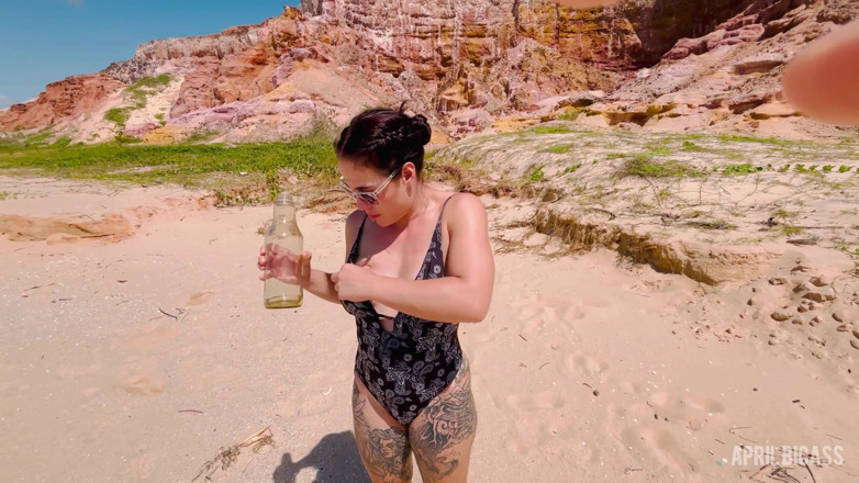 April BigAss: Cewek sange ini lagi asik telan sperma di pantai! Berisi...