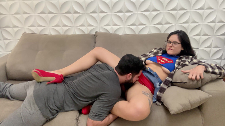 Shamelesscouple: スーパーガールが発見、彼女のアソコを舐める時間だ