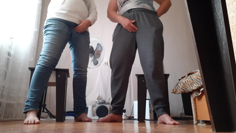 Lesbian-candys: 私たちは両親に捕まらないように、服を着た義理の妹と一緒に自慰行為をします