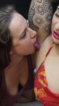 Venus lambe e cheira as axilas de Sasha