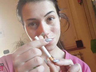Smokin Fetish: Tentadora italiana fuma um charuto em um vídeo de close-up