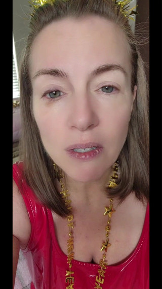 Nikki Nevada: Сексуальная милфа Nikki поздравляет тебя с Новым годом!