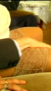 Elle Montre Son Cul, Se Frotte Sur La Bite Puis Prend Tout