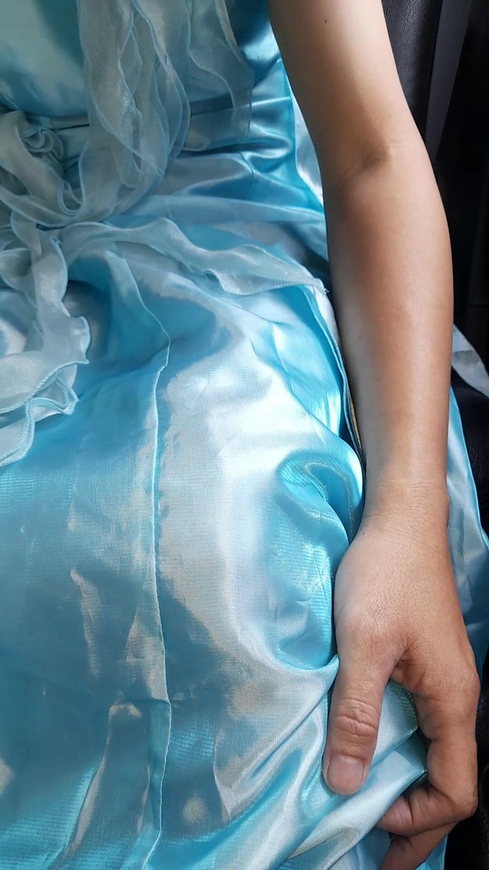 Naomisinka: Asiatisches cross masturbieren und tragen Satin Glänzendes blaues kleid