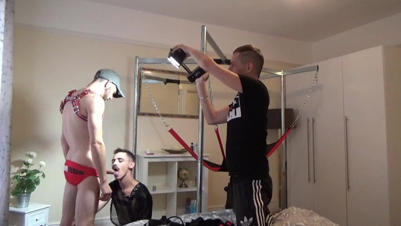 RAW PORN SPY CAM: roni daidi xxl land dvara sling men kachcha istemaal karti...