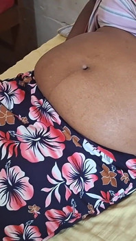 Matrigna miLF mentre è riposata sul letto