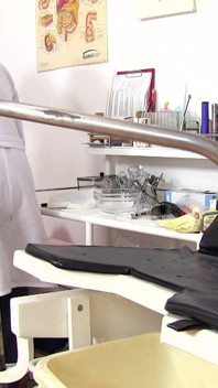 Gynéco mature - un docteur gynécologique bizarre opère une caméra dans son opération pour enregistrer les patients