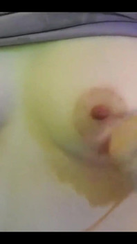 Nipple play , masturbasi , orgasme puting dengan menonton porno