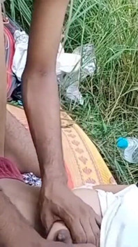 Fata indiancă desi de la sat a fost dusă în junglă și futută