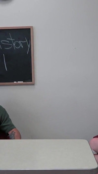 Belle studentka kouřící ptáka s Belle