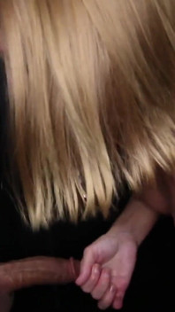 La superbe cougar Madison suce 14 bites dans un gloryhole