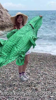Vlog Lissa Brown va su una spiaggia nudista per girare un video personalizzato