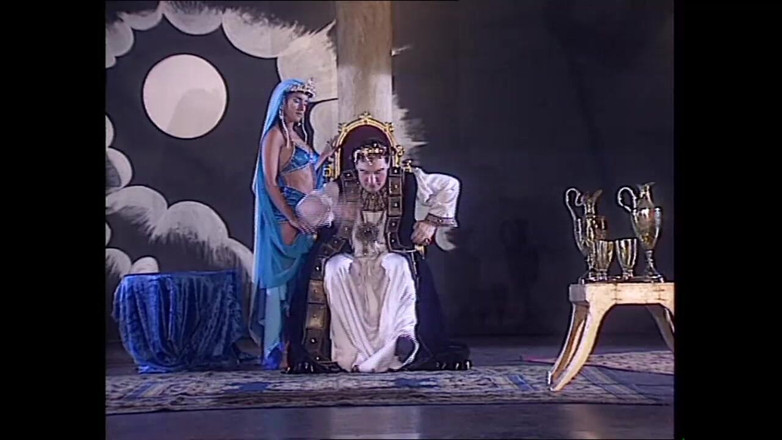 MMV films - The Original: 美丽的舞者勾引他的观众的色情舞蹈，这就是为什么他喜欢被操