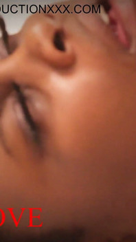 Blackgirl s velkým zadkem kouří a šuká