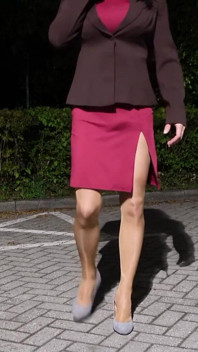 我的红色礼服和光滑紧身衣被尿在身上