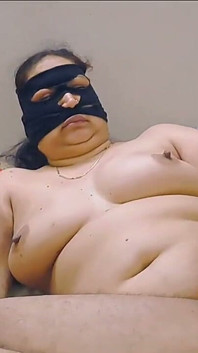 彼女が私のチンポをしゃぶるのが大好きです