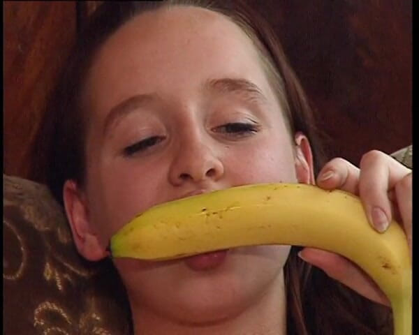 YOUR FIRST PORN: Se masturba con banana