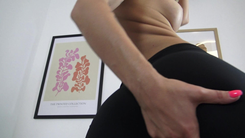 Solo Austria: Bochtige kont schudden en pov gezicht zitten in zwarte leggins...