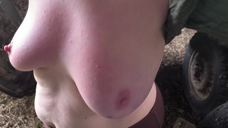 Bouncy Tits Action: Toket asli cewek rambut merah ditampar di gubuk