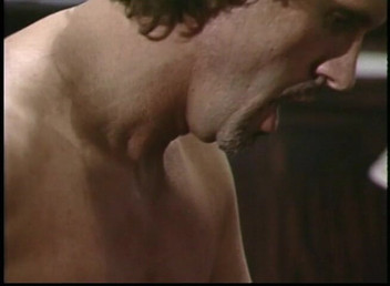 Old Good Porn: Briljant ung brunettskönhet förför äldre man och rider på sin kuk