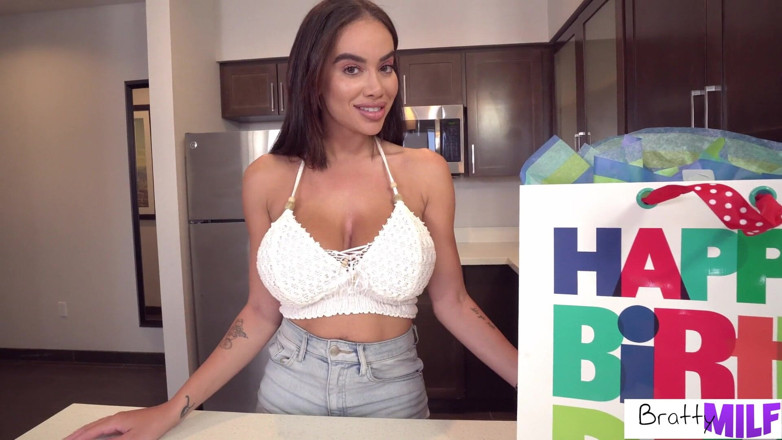 BrattyMilf: Ibu tiri ngasih aku seks ulang tahun