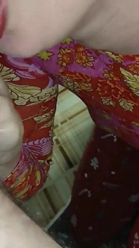 सौतेली मम्मी परिपक्व मुँह में बहुत वीर्य के साथ अश्लील लंड चुसाई देती है
