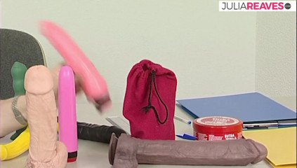 Retro German Casting Tour: Blonďatá kočička dostane nastříkáno obrovské růžové dildo do její chlupaté...