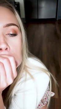 Une belle-fille coquine joue toujours à des farces sexuelles sur son beau-père infidèle - film complet