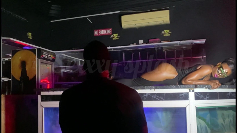Sexxxy splash official: Als schattige klant klaarkomt aan de bar n tips groot!...