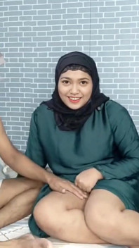 Heißes muslimisches mädchen wurde abgelenkt, nachdem sie den großen schwanz des vermieters gesehen hatte