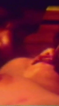 Retro behaarte muschi-orgie von schwarzen und weißen monster-schwänzen gefickt (kompletter film)