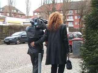 Lucky Cooch: Morena con clase entrevistada en la calle en un video...