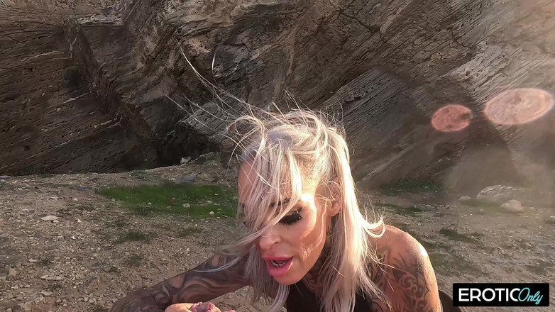EroticOnlyClips: Wytatuowana blondynka MILF lubi dziki seks na świeżym powietrzu przy plaży