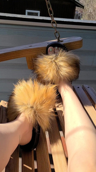 Raven Willow: Jarní nohy Furry Slides