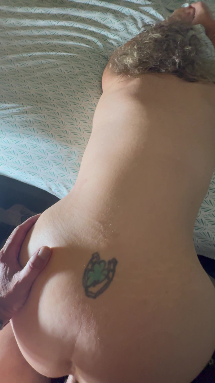 Bonewizzard69: PAWG MILF Spreads Her Fine Ass