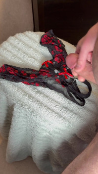 Leche en las bragas de la esposa 11