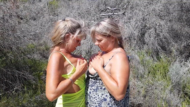 SweetSusi: Лесбиянки, неуклюжи на дюнах