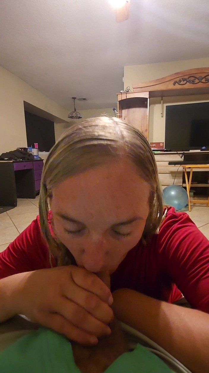 Mama_Foxx94: Pompino in salotto