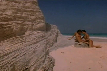 Cryptostudios: 两个女同在海洋中享受她们的自我