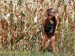 Pee Adventures: Pisse dans un champ de maïs