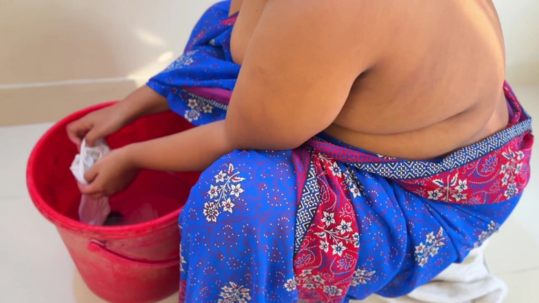 Aria Mia: Tamilská teta bez blůzy s velkým zadkem, Při praní halenky...