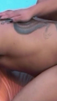 Loira travesti peituda fodida anal na piscina ao ar livre