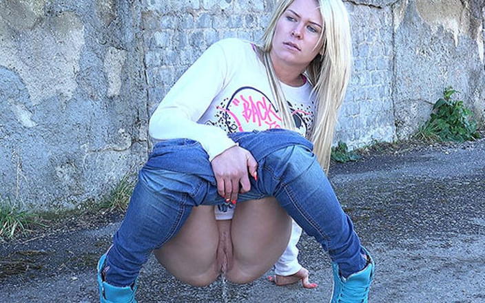 Puffy Network: Denim dan Jurulatih oleh Got2Pee di mana awek datang ke...