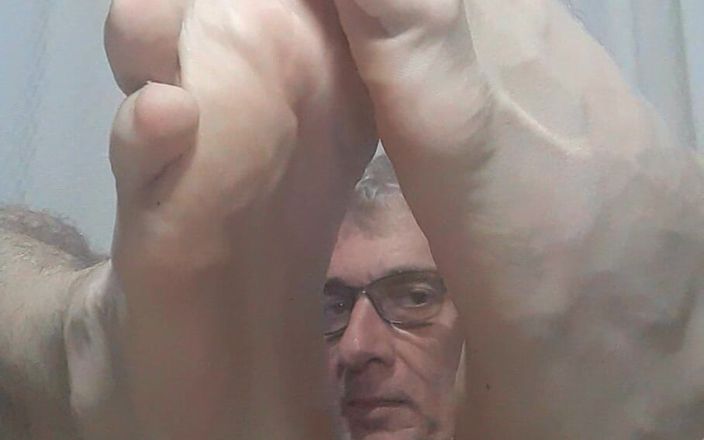 Big uncut hard cock: 내 발의 클로즈업