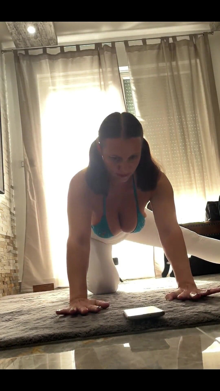 Crypto Mommy: Bb, tonton gimana aku melatih tubuhku supaya kamu bisa bersenang-senang