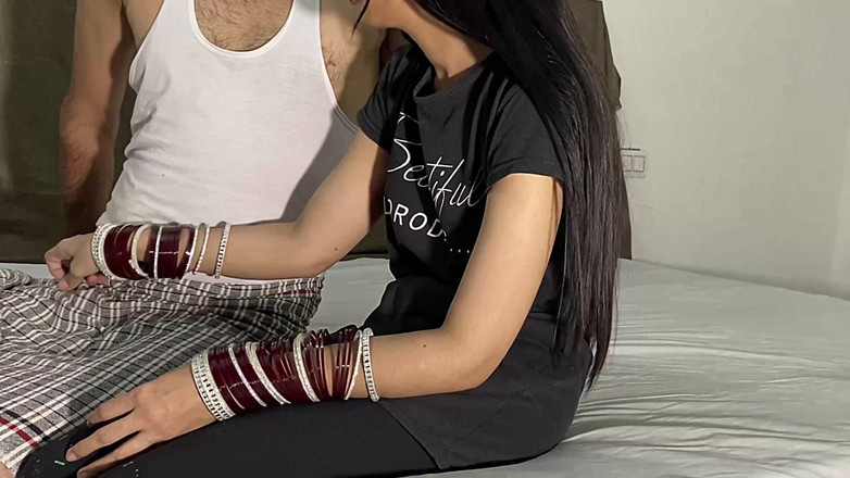 Desifilmy45: Баху бачив її великий член під час прийняття ванни, хінді секс-відео невістки та свекрухи