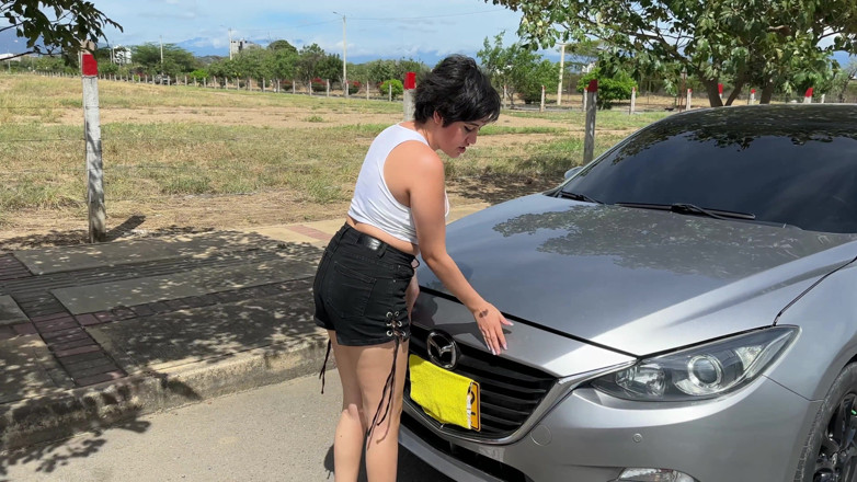 ManuelaAlvarez: 我发现一个女孩的车被困了，所以我决定帮助她，以换取她带我到她的公寓，让我操她