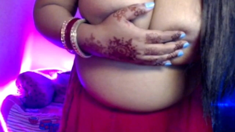 HotGirl21: Sólo dívka otevírá svou podprsenku a oblečení a mačká její...