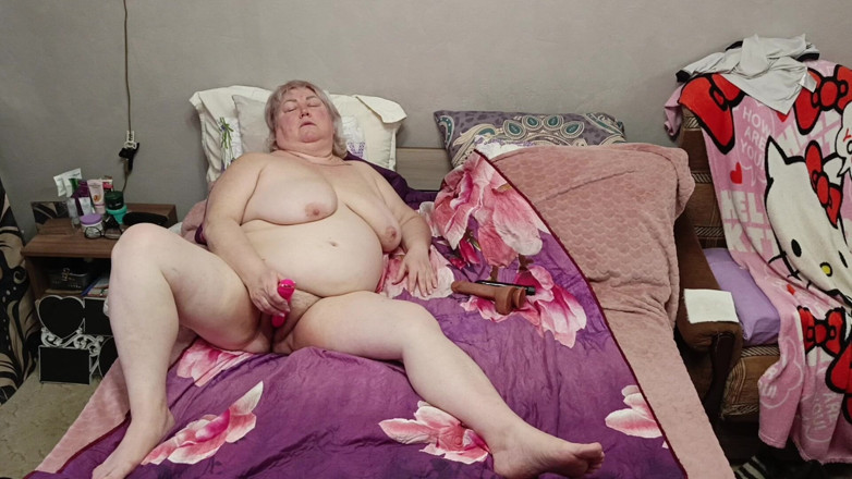 Zona901: Suegra se masturba su jugoso coño con vibradores